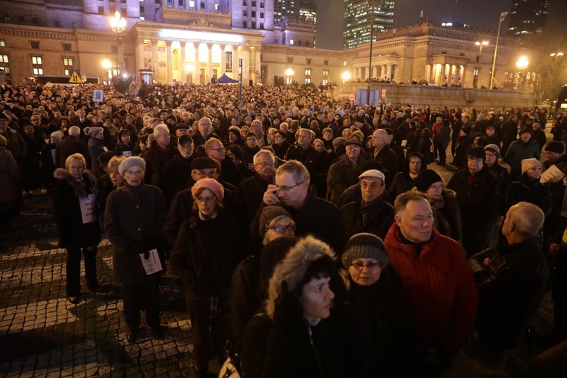 Uczestnicy marszu zebrali się w miejscu, w którym podpalił się Piotr Szczęsny. Ustawili tam wiele zapalonych zniczy.