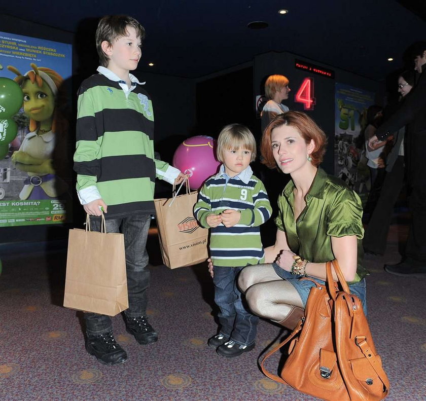 Maciej Orłoś przyszedł na premierę filmu "Planeta 51" w towarzystwie syna. Pociecha dziennikarza "Teleexpressu" w kinie Cinema City Sadyba na szczęście nie czuł się osamotniony. Nowy film twórców "Shreka" oglądały też inne dzieci gwiazd