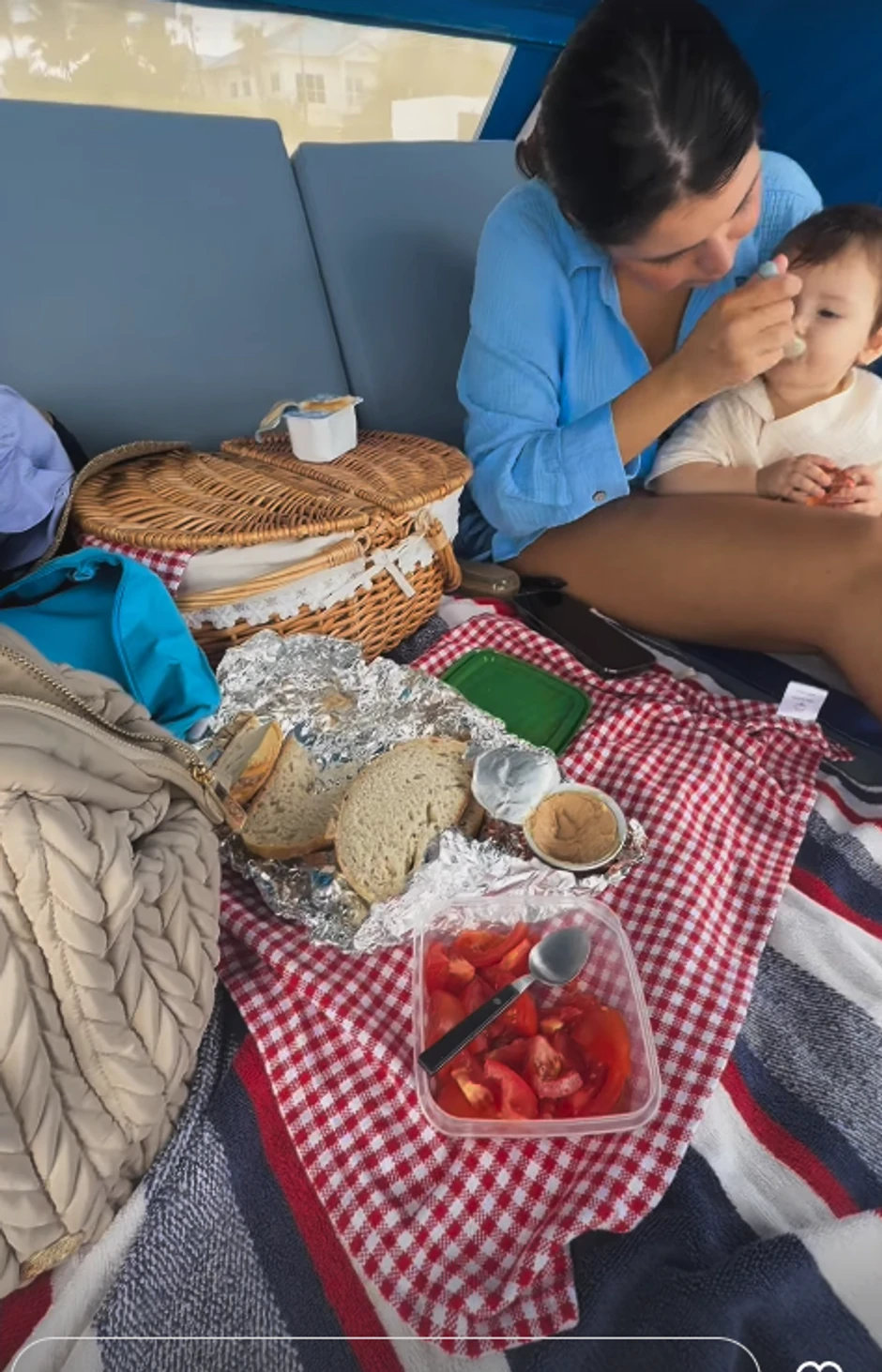 Azra uživa sa porodicom na plaži 
