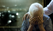 W chorobie Alzheimera mózg się kurczy i zanika. Dlaczego? Wyjaśnia neurolog