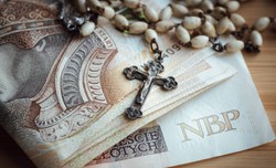 Ile dać na wypominki za zmarłych? Nie wszędzie to kwota "co łaska"