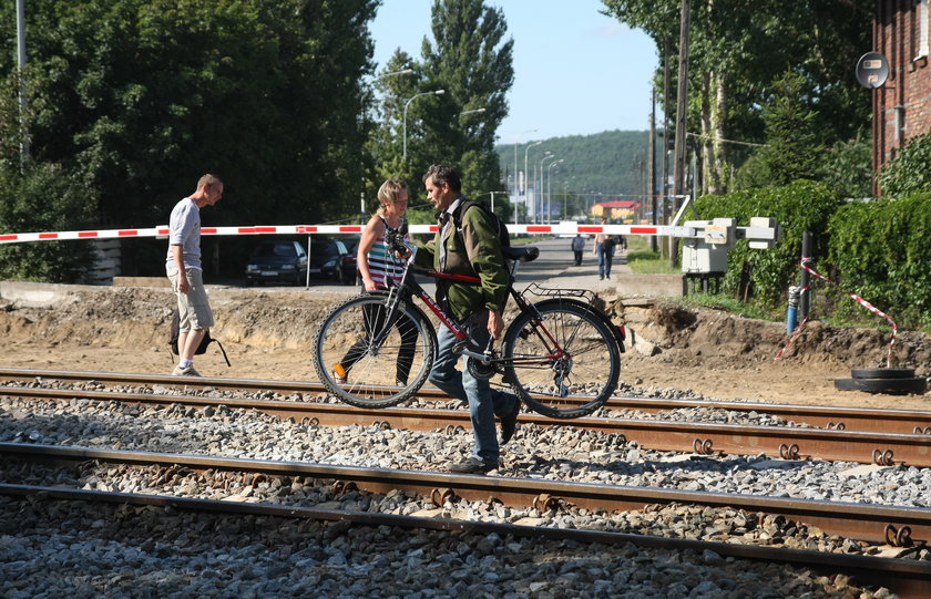 Ludzie przechodzą przez tory