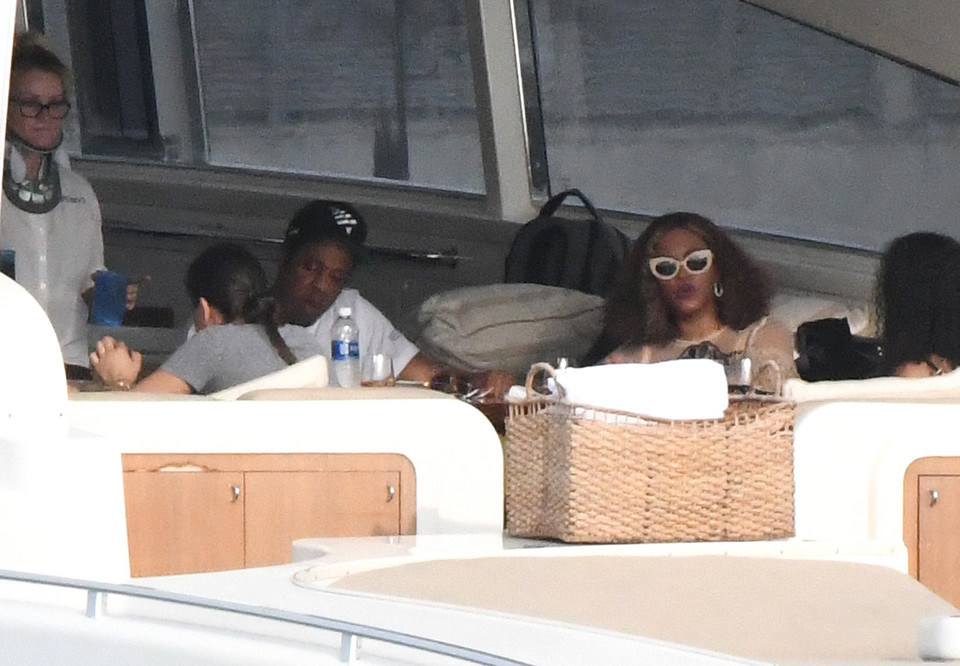 Beyonce i Jay Z wypoczywają na jachcie w Miami