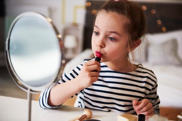Riasztóan korán lépnek be a lányok a pubertáskorba - tudósok szerint ez az oka
