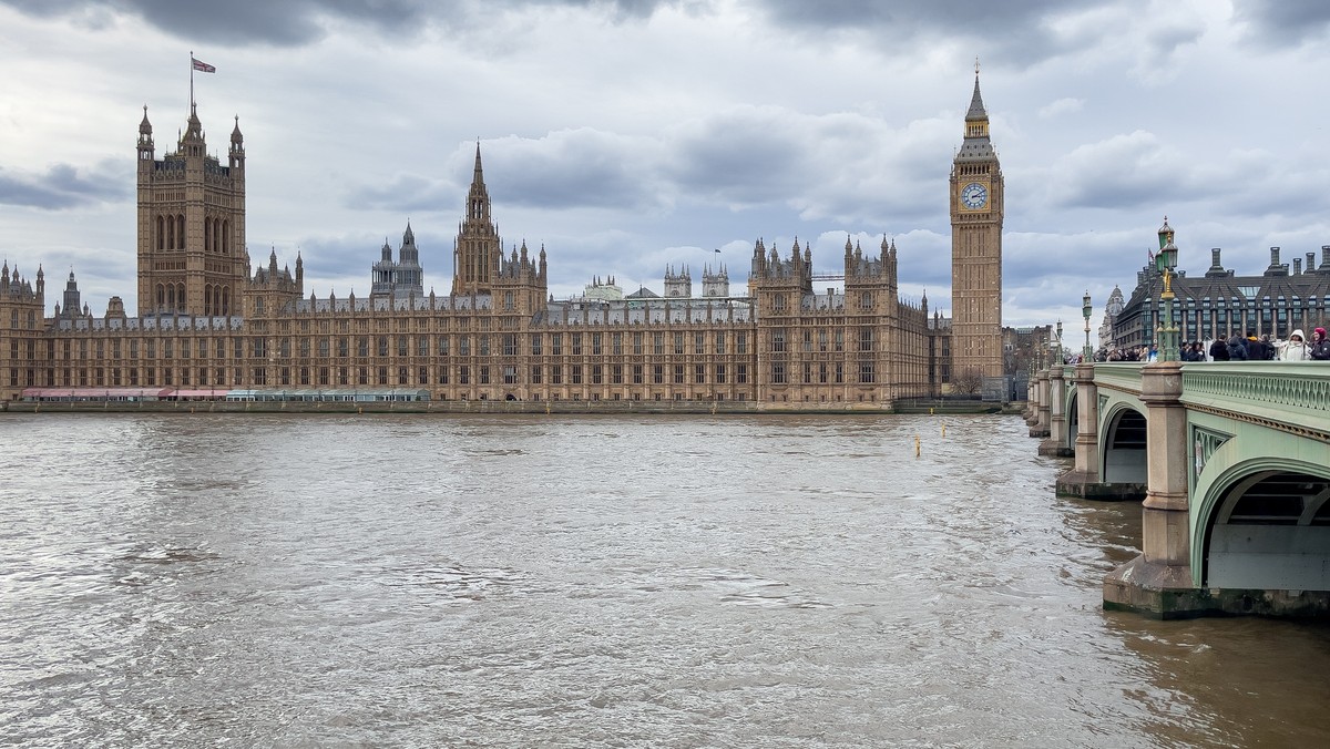 Downing Street ostrzega posłów po niebezpiecznym incydencie w brytyjskim parlamencie związanym z substancją w drinku [Źródło: Politico]