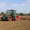 Traktor na njivi - ilustracija