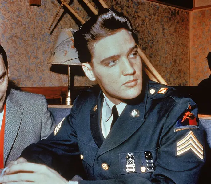 Elvis Presley wstąpił do armii w 1958 r. Od początku cieszył się u przełożonych przywilejami, dlatego nie miał zbyt wiele żołnierskich obowiązków.