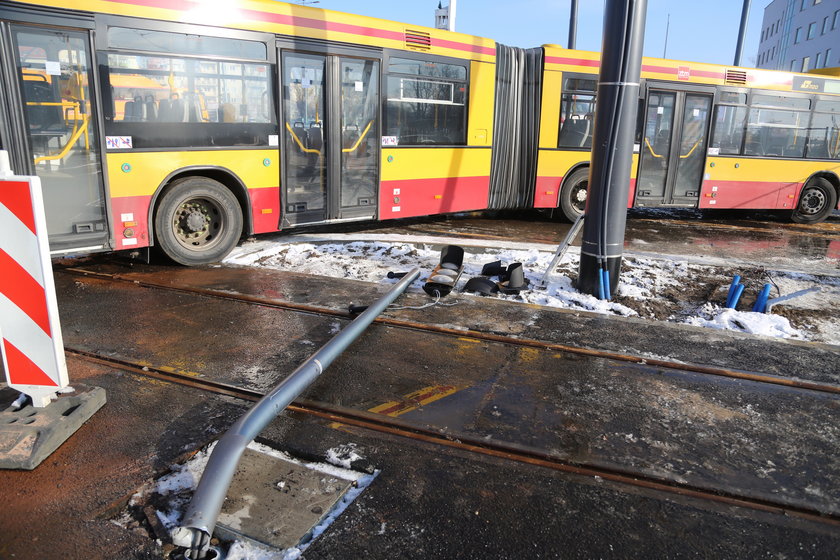 Wypadek na Bemowie. Autobus zderzył się osobówką.