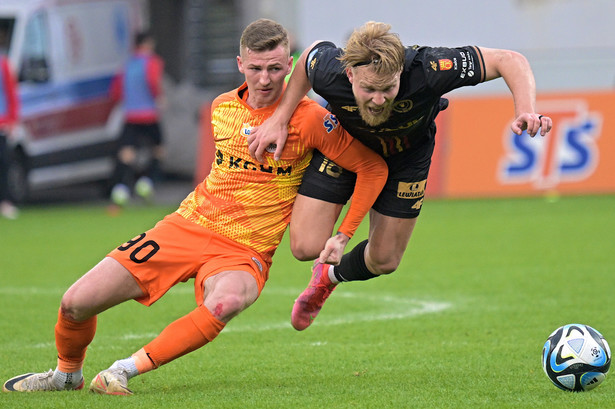 Zawodnik KGHM Zagłębia Lubin Dawid Kurminowski (L) i Yoav Hofmeister (P) z Korony Kielce podczas meczu 23. kolejki piłkarskiej Ekstraklasy