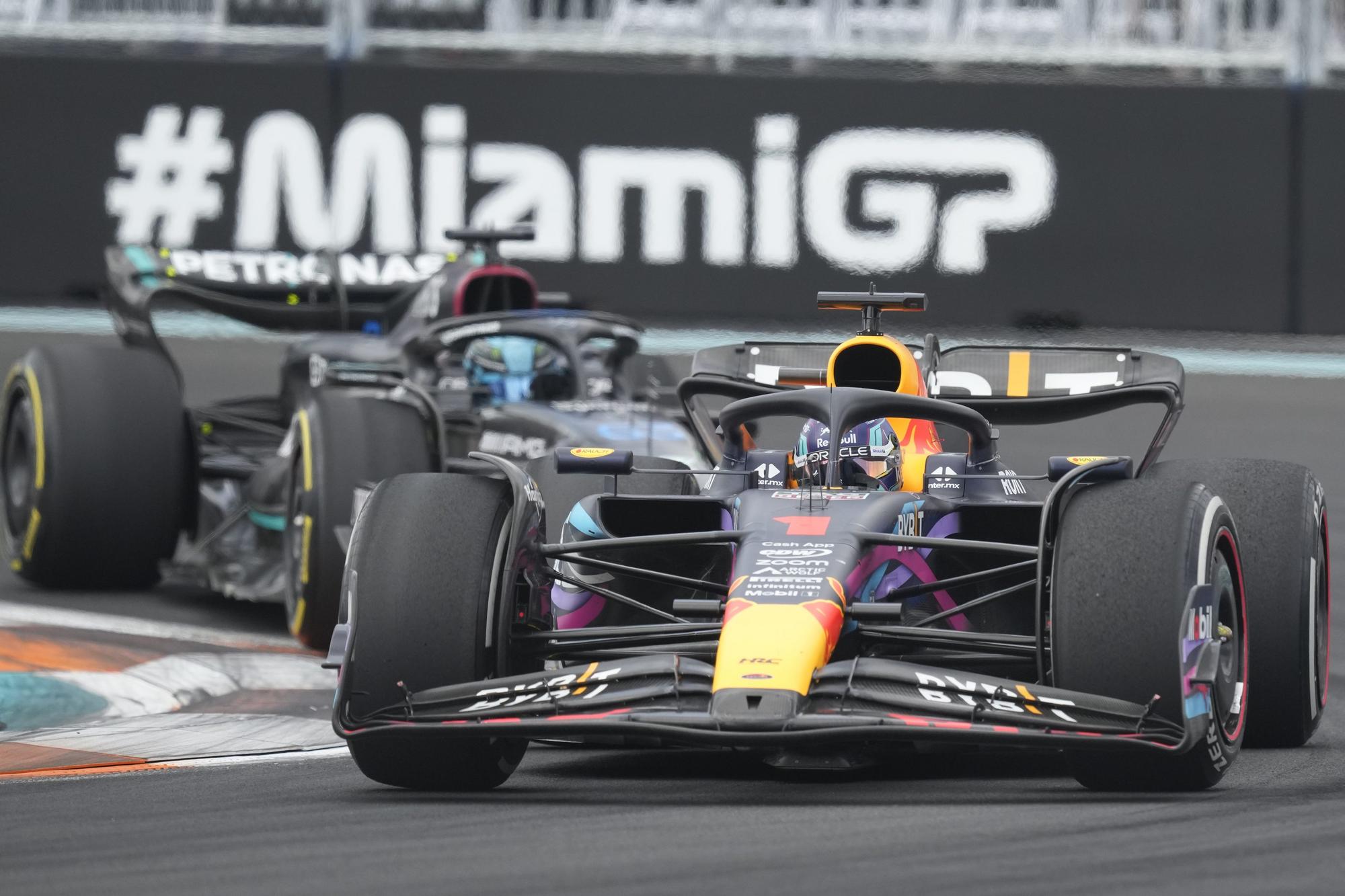 Jazdec Red Bullu Max Verstappen bojuje s jazdcom Mercedesu Georgeom Russellom.