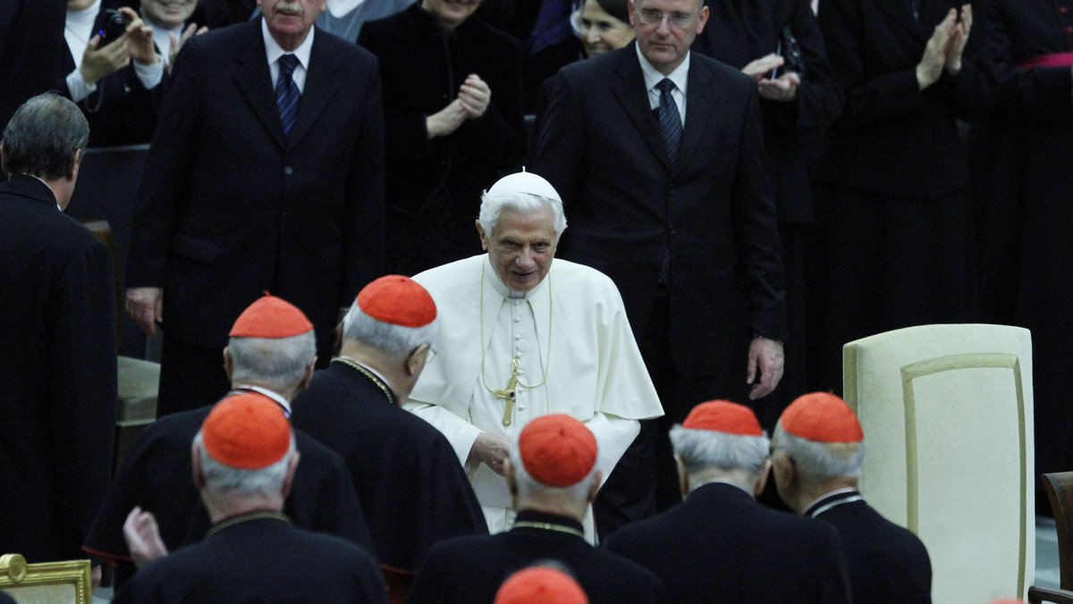 Benedykt XVI stwierdził dzisiaj, że pedofilia jest plagą, która dotyka wszystkich poziomów społeczeństwa. Dlatego, powiedział papież w przemówieniu do amerykańskich biskupów, od wszystkich instytucji należy wymagać przestrzegania standardów, jakich oczekuje się od Kościoła.