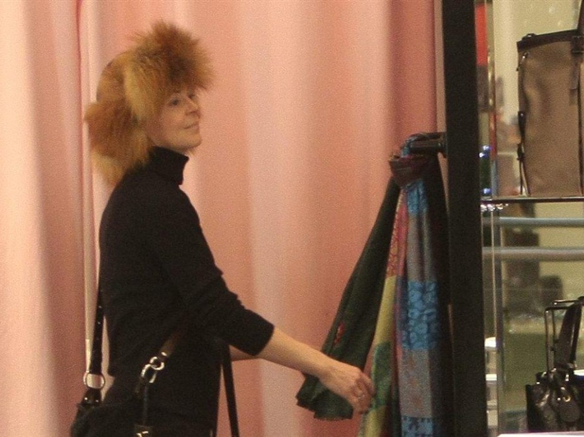 Zaklinanie zimy? Gwiazda TVN w futrzanej czapie w centrum handlowym