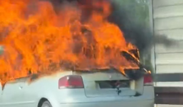 Zapalio se automobil na auto - putu "Miloš Veliki"