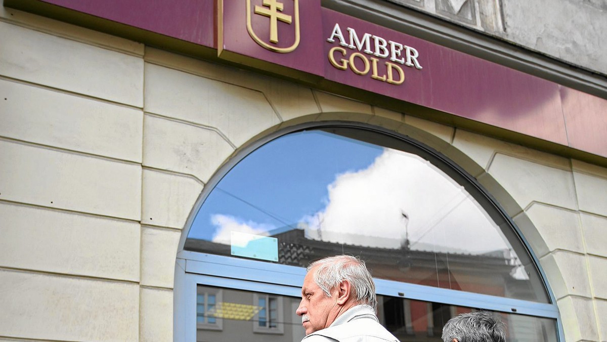 - O tym, iż Amber Gold to parada oszustów, wiele osób wiedziało od czasu, gdy tylko pojawiły się pierwsze reklamy. Mówiło się o tym w gronie ekonomistów i finansistów. Jestem przekonany, że wiedziały o tym również osoby piastujące wysokie funkcje publiczne. Ale nadzorowane przez nie instytucje albo nic nie zrobiły, albo wykonały jakieś minimalistyczne ruchy - powiedział w pierwszej części rozmowy z Onetem prof. Krzysztof Rybiński. Ekspert uważa też, że podobne afery będą miały miejsce "tak długo, jak ludzka chciwość idzie w parze z głupotą".