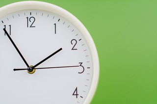 Zmiana czasu 2025. Kiedy będzie zmiana czasu z letniego na zimowy w Polsce? W tym roku zegarki przestawimy wyjątkowo wcześnie
