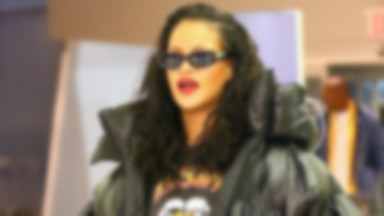 Rihanna w klapkach i wielkiej puchowej kurtce imitującej worek na śmieci