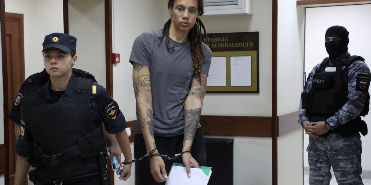 Brittney Griner, dwukrotna złota medalistka olimpijska i zawodniczka WNBA, jest eskortowana, aby wysłuchać werdyktu sądu. 4 sierpnia 2022 r.