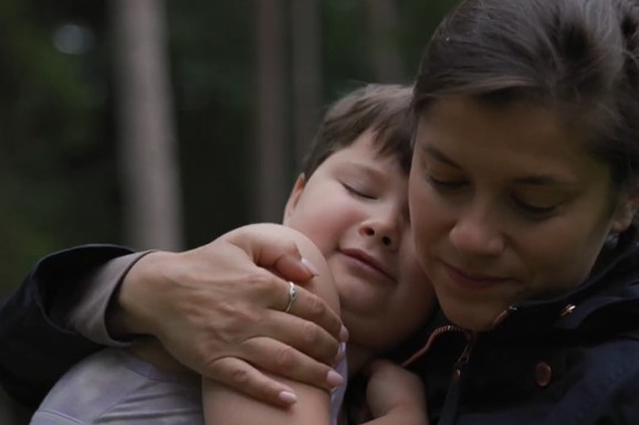 "ZAŠTO NEĆEŠ DA BUDEŠ NAŠA MAMA?" Saša je imala pet godina kad je sa bratom i sestrom poslata u sirotište, a NISU BILI SIROČAD