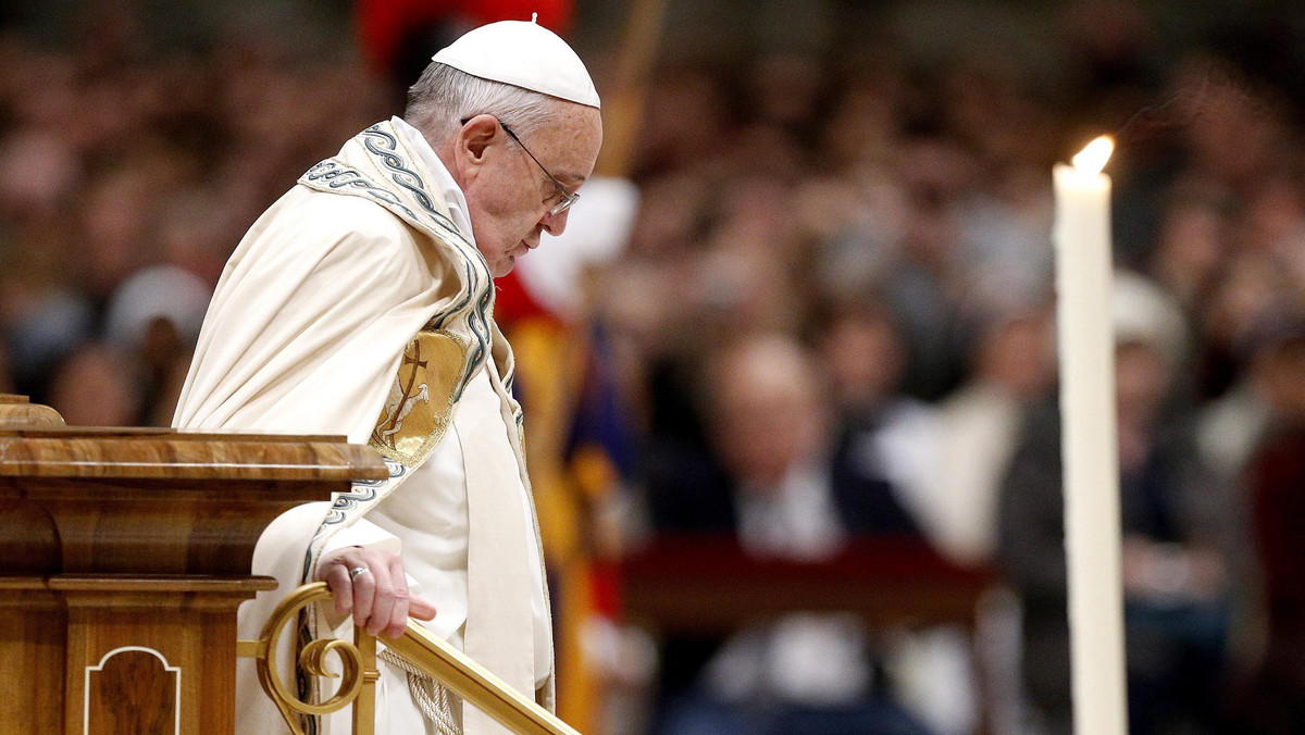 Papież Franciszek odprawił w Watykanie nieszpory za kończący się rok. W homilii mówił, że Rzym, który uważa również za swoje miasto, z jego bogactwem artystycznym i historycznym jest pełen turystów, ale i uchodźców.