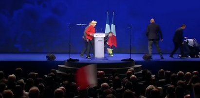 Atak na wiecu Marine Le Pen! Lewicowa działaczka powalona na ziemię