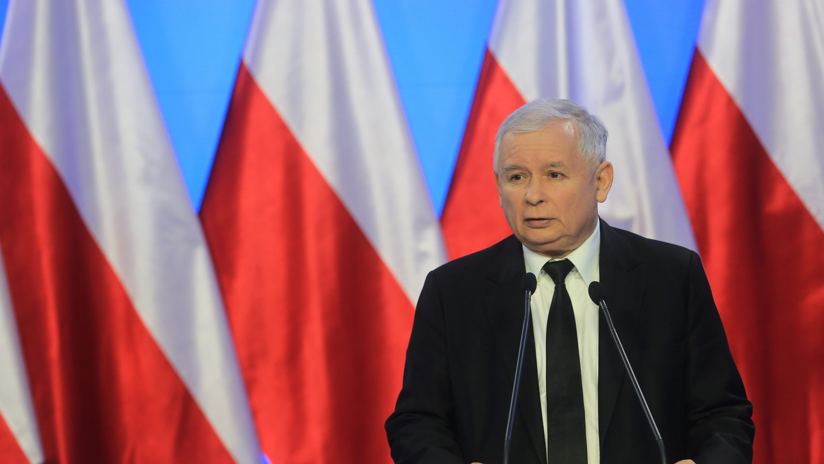 Prezes PiS Jarosław Kaczyński zwrócił się do Rzecznika Praw Obywatelskich o zajęcie stanowiska ws. coraz częstszego - według niego - "łamania w Polsce podstawowych praw obywatelskich przez policję". W swym liście przytacza m.in. interwencję policji przed siedzibą Jastrzębskiej Spółki Węglowej. Zdaniem szefa PiS "strzelano do ludzi z bardzo bliskiej odległości" i użyto broni "wobec osób uciekających". "Broń palna używana jest w celu zastraszenia demonstrantów" - komentuje Kaczyński.