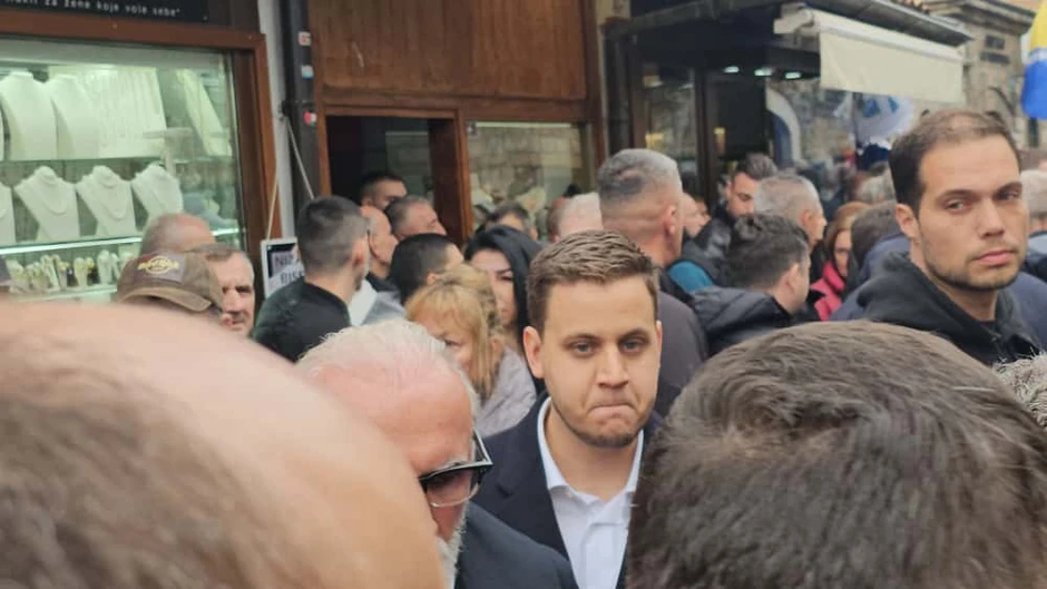 Počela sahrana Halida Bešlića, ljudi se okupljaju ispred džamije