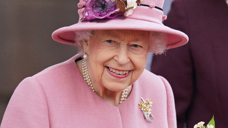 Elżbieta II po raz pierwszy od wyjścia ze szpitala. Poddani martwią się o zdrowie królowej