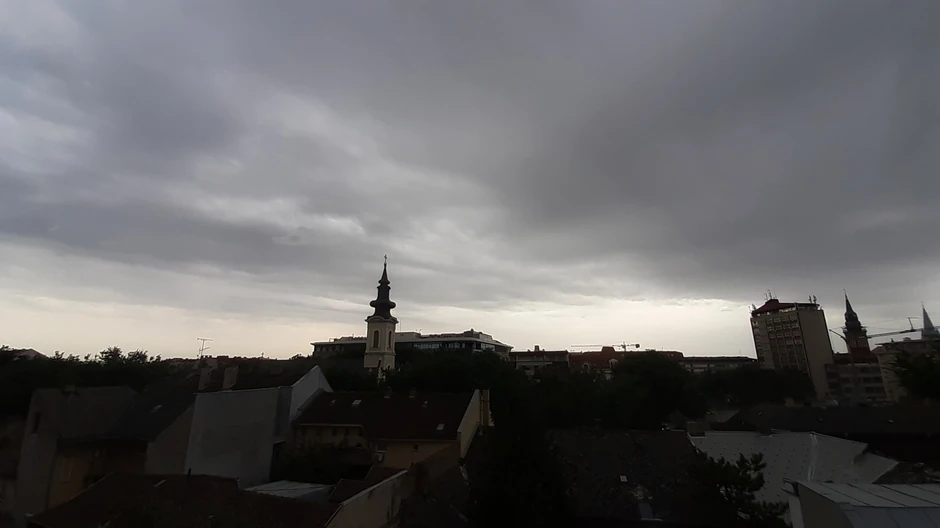 Ogroman crni oblak je brzo nestao, a onda je počela da pada kiša