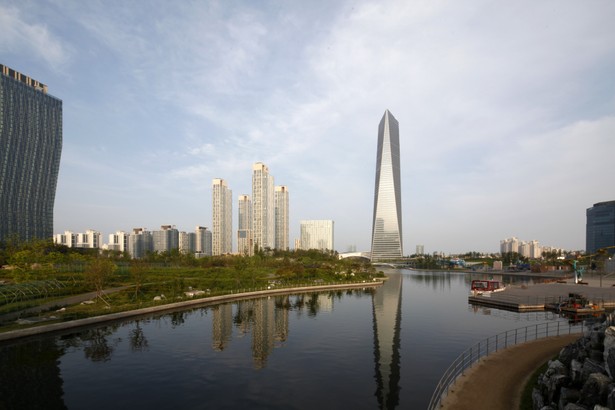 Songdo ma być strefą ekonomiczną dla pobliskiego Incheon. Rozwiązania jakie w nim zastosowano prawdopodobnie jeszcze nawet nie śniły się architektom w Europie. Najnowsze technologie będą tam obecne na każdym kroku. Ekologiczne systemy gospodarowania wodą, dostęp do szybkiego Internetu, super szybkie pociągi, które pokonają dystans 56 km w 20 minut - to tylko niektóre z nich.