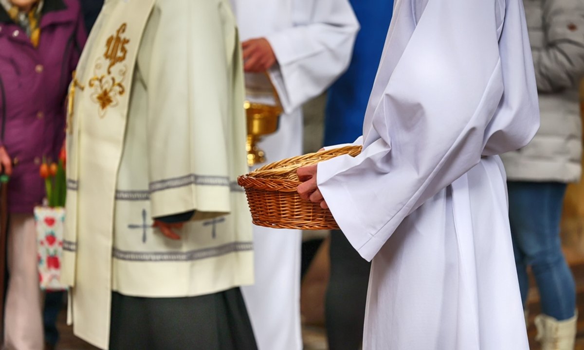 Kto nie wypisze się z Kościoła, straci 8 proc. pensji. Petycja już w Senacie