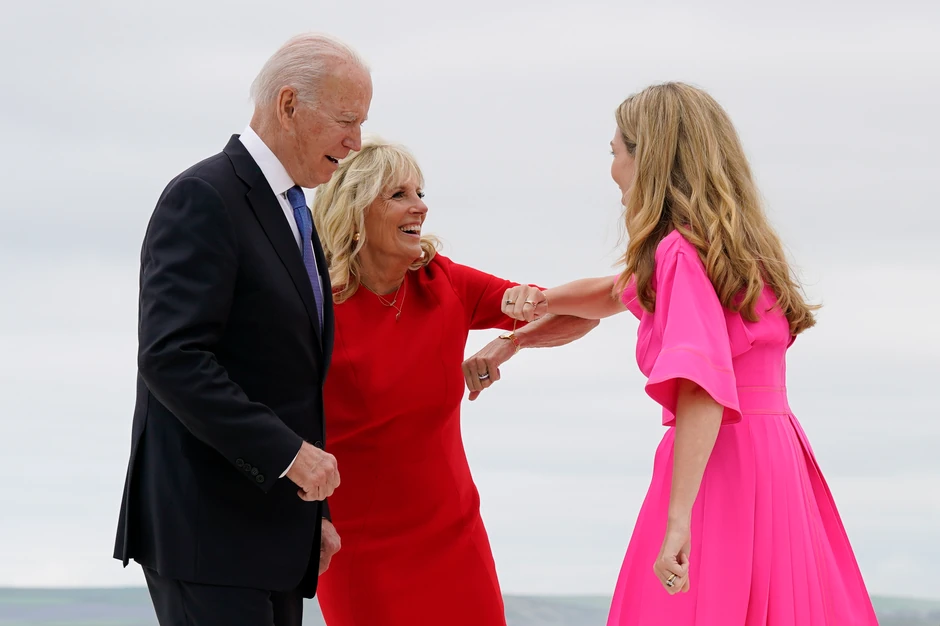 Bajden sa suprugom se pzdravlja sa Džonsonovom lepšom polovinom
