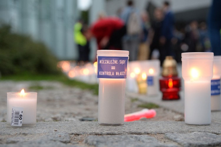 Świece zapalone przed siedzibą SN