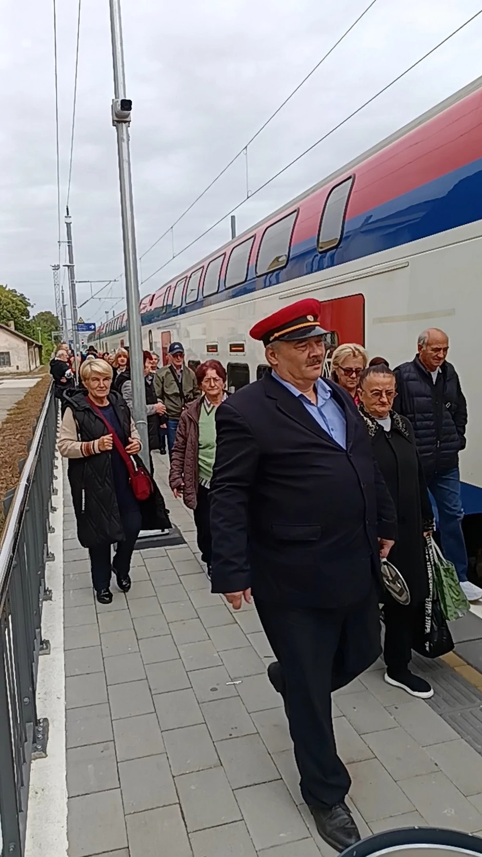 Putnici iz Beograda i Novog Sada napuštaju voz