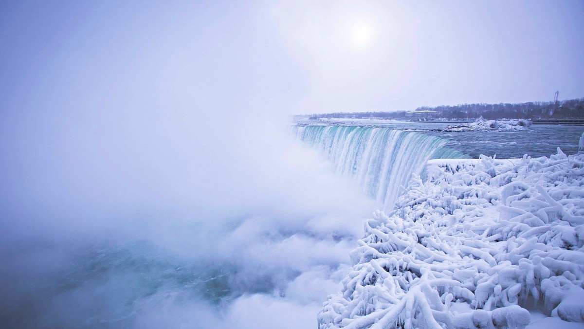 Utrzymujący się mróz na wschodnim wybrzeżu Stanów Zjednoczonych jest na tyle intensywny, że doprowadził do częściowego zamarznięcia wodospadu Niagara. Zdaniem synoptyków w ciągu miesiąca gigantyczny wodospad na granicy Kanady i USA może całkowicie zamarznąć.