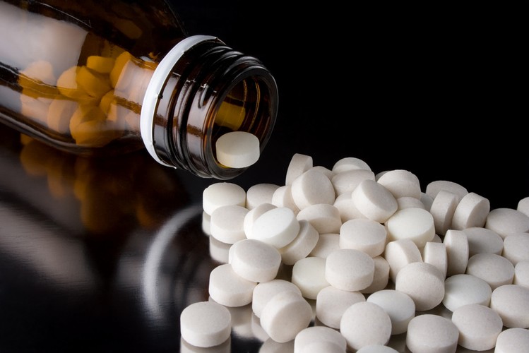 Zgodnie z ustawą prawo farmaceutyczne, podstawą sprowadzenia leków jest zapotrzebowanie szpitala lub lekarza prowadzącego badania poza placówką, potwierdzone przez konsultanta specjalizującego się w określonej dziedzinie medycyny. W tej sytuacji nie dopuszcza się leków, którym minister wydał decyzję o odmowie wydania pozwolenia, przedłużenia okresu ważności pozwolenia, cofniecia pozwolenia oraz zawierających tę samą substancje czynną, co leki, które otrzymały pozwolenie. Przepisu nie stosuje się do produktów leczniczych, których cena jest konkurencyjna do ceny leku, który posiada pozwolenie.<BR><BR>Ustawa Prawo farmaceutyczne