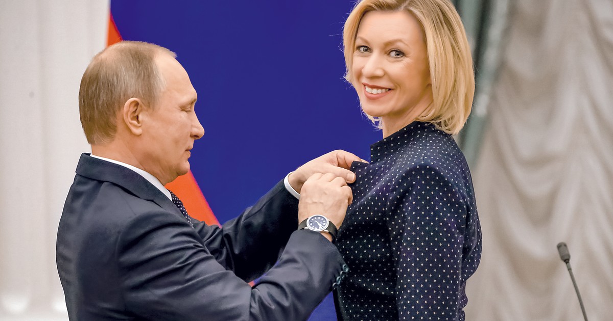 Kocha szpilki, pisze wiersze i umie kłamać jak z nut. Maria Zacharowa stoi za sterami propagandy Kremla