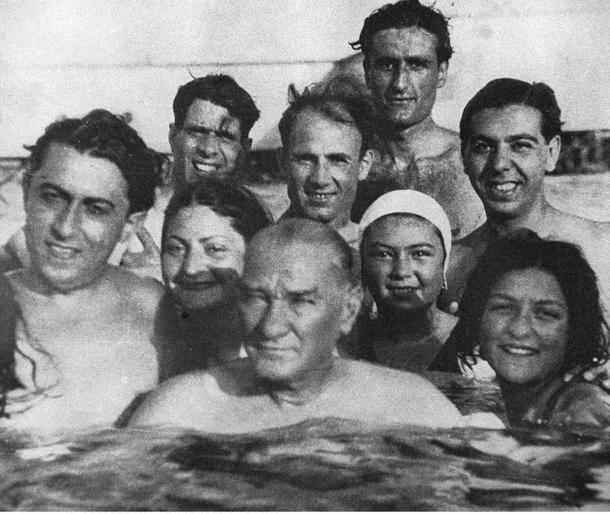 Atatürk z mieszkańcami Stambułu na Florya, jednej z najpopularniejszych plaż miejskich