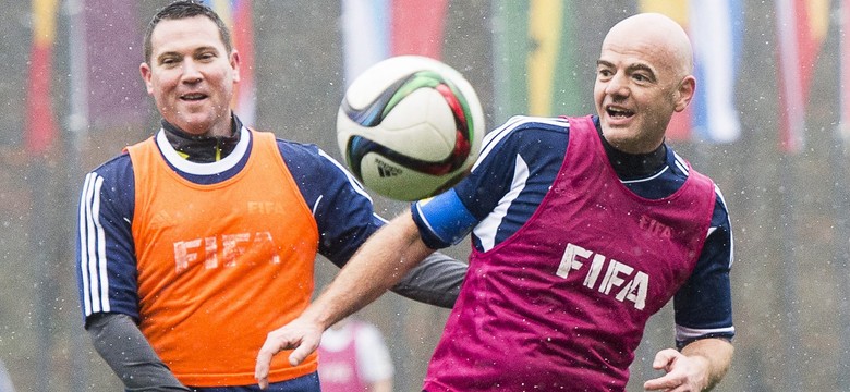 Tak gra w piłkę nowy prezydent FIFA. Gianni Infantino kontra legendy futbolu. WIDEO