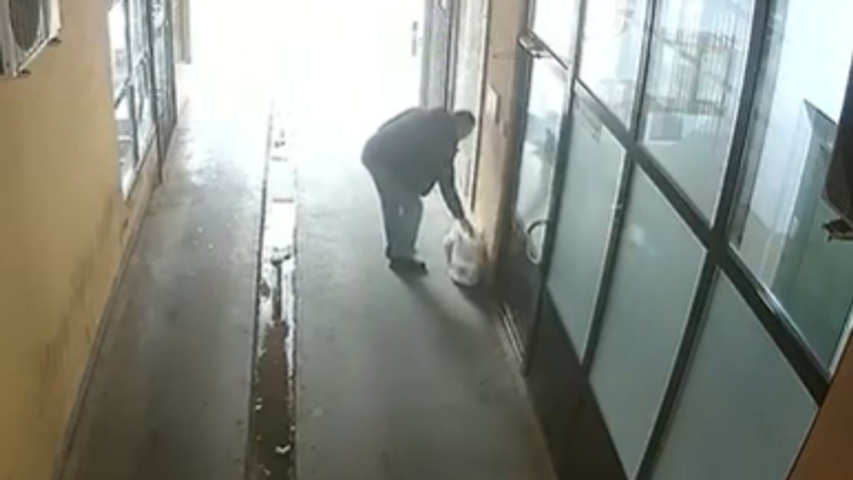 Baca smeće ispred ulaza u zgradu