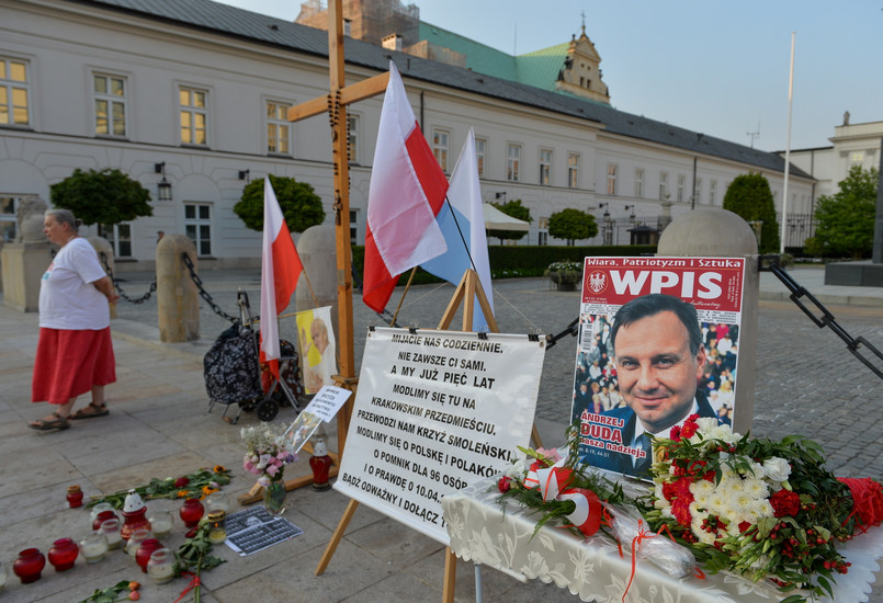 Drewniany krzyż stanął przed Pałacem Prezydenckim w czwartek, kiedy miało miejsce zaprzysiężenia prezydenta Andrzeja Dudy. Jak zapowiedziała obrończyni krzyża przed Pałacem Prezydenckim, będzie on ustawiany codziennie o godz. 20. Następnie do godz. 21.15 będzie przy nim odmawiany Apel Jasnogórski.