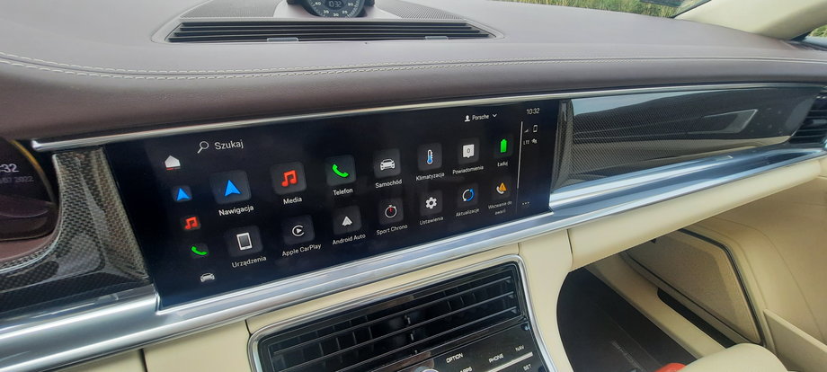 Porsche Panamera 4 E-Hybrid - system multimedialny z dużym ekranem  jest łatwy w obsłudze. Oczywiście można też korzystać z map Google'a albo dowolnych innych dostępnych na smartfonie z Androidem lub iOS-em.
