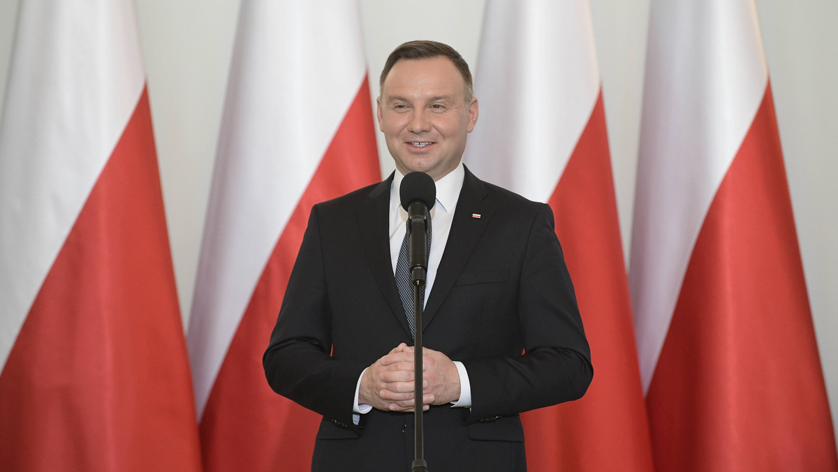 Prezydent Andrzej Duda cieszy się największym (70 proc.) zaufaniem - wynika z sondażu CBOS. Premier Mateusz Morawiecki ma 61 proc. zaufania, a szef MS Zbigniew Ziobro i wicepremier Beata Szydło - po 49 proc. Zaufanie do ministra sprawiedliwości wzrosło o 5 pkt. procentowych.