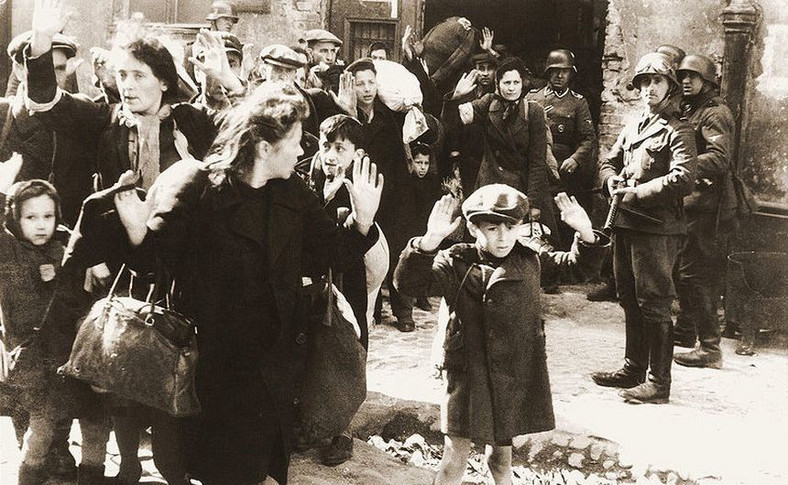 Niemieccy żołnierze pilnują wziętych do niewoli Żydów. Fotografia pochodzi z Raportu Stroopa