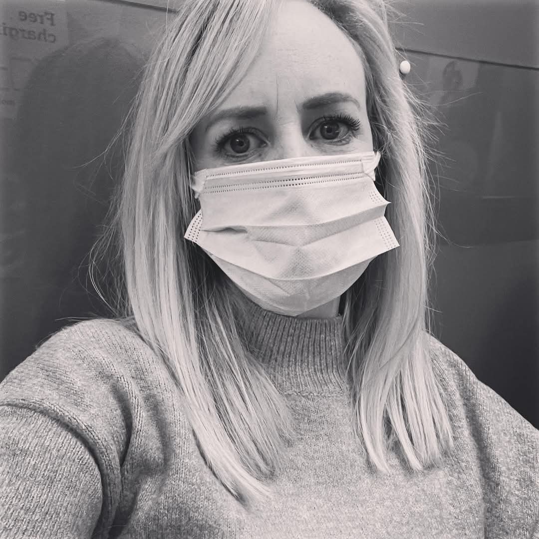 Vikki sa aj napriek veľkým problémom podarilo otehotnieť a je mamou malej dcérky.