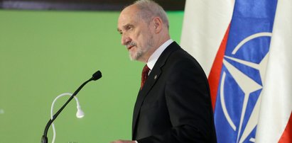 Macierewicz uciekł z konferencji prasowej!