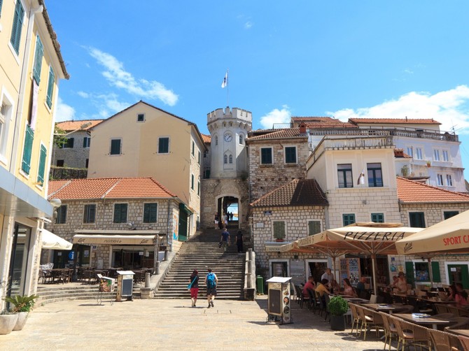 Žena se nepropisno parkirala u Herceg Novom - kad su videli poruku na šoferšajbni, zanemeli su