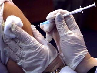 W UK milion zaszczepionych w ciągu jednego dnia. Omikron przyspiesza szczepienia.
