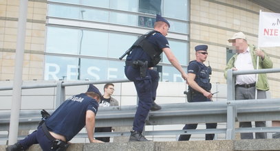 Mężczyzna przyglądał się marszowi z boku. Szybko okazało się, po co przyszedł