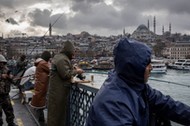 Most Galata w Stambule jest oblegany przez wędkarzy, którzy w ten sposób nie tylko zarabiają, walcząc z inflacją, ale także zdobywają pożywienie, grudzień 2021 r.