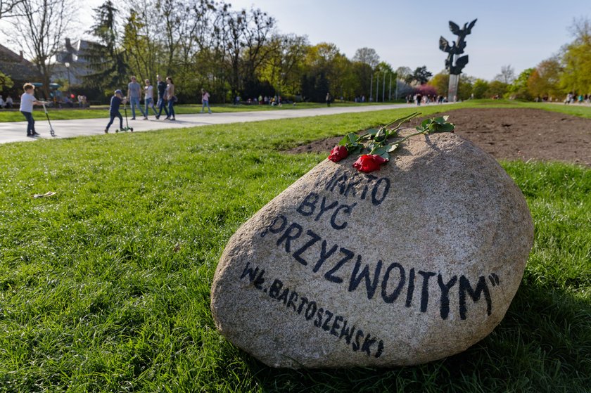 Kamień ku czci Bartoszewskiego rzucony w psi wybieg